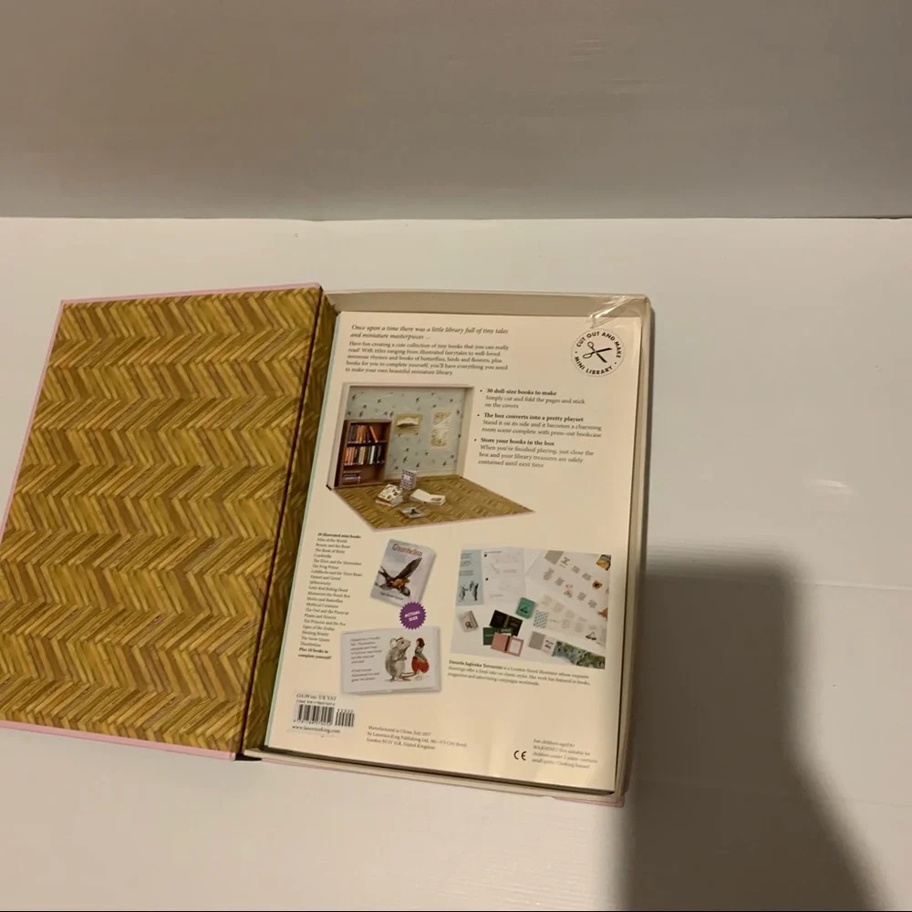 My Miniature Library - 30 Tiny Books, to Make, Read and Treasure. - Picture 12 of 16